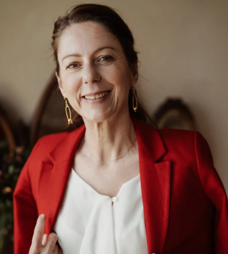 Gabriella Rist, Gründerin der GANESHASHALA® Trauma Fachakademie – Porträt im Rahmen